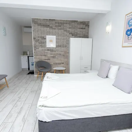 Desi - деси Guest house *