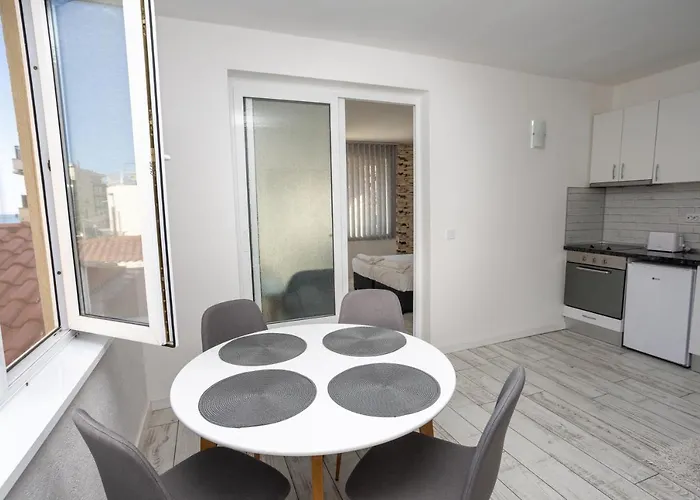 Guest And Desi Balchik