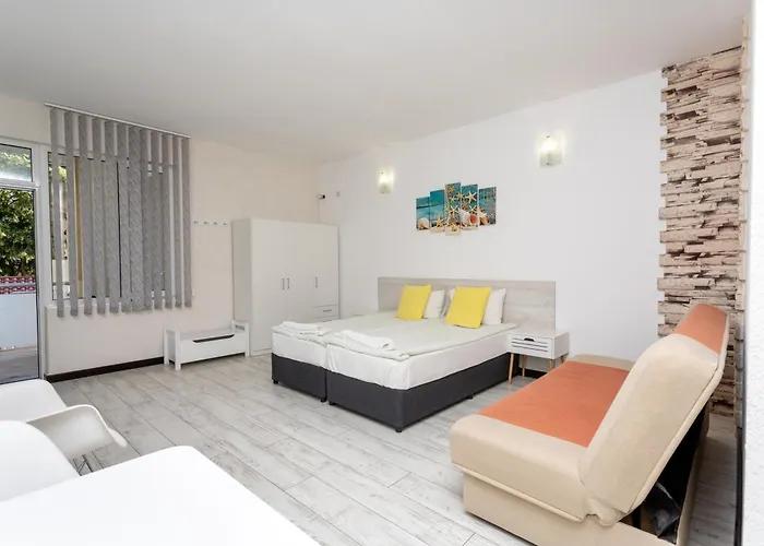 Guest And Desi Balchik